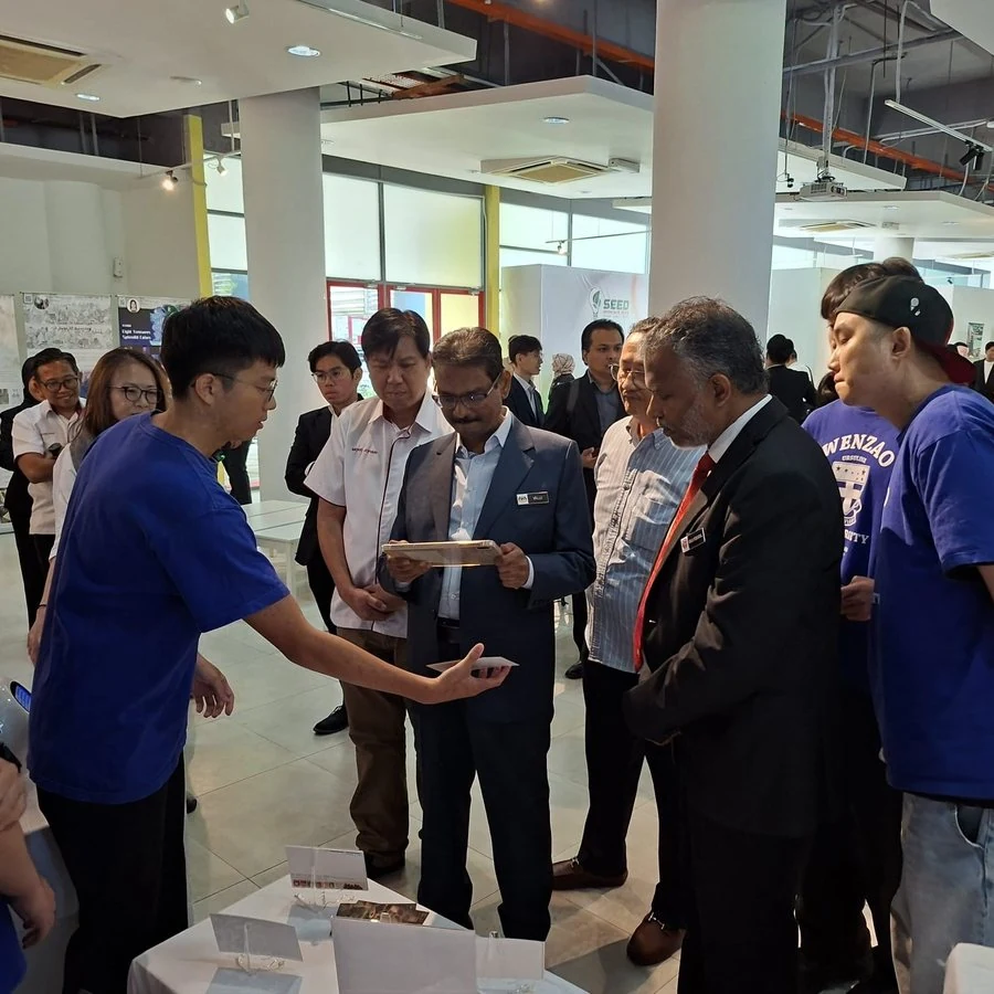 團隊向來賓介紹數位內容與場域實作成果。